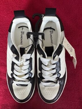 Men's Black & White Low-Top Sneakers